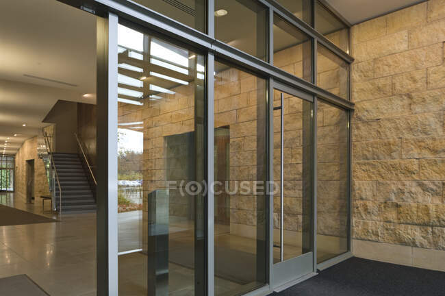 Entrée immeuble de bureaux avec porte vitrée — Photo de stock