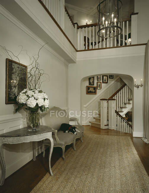 Hallway Em casa de luxo com design de interiores elegante — Fotografia de Stock