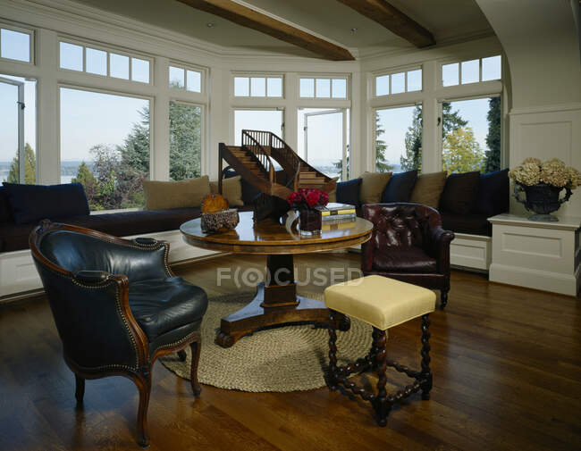 Elegante sala de estar com cadeiras de couro e assento de janela — Fotografia de Stock