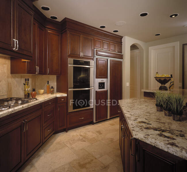 Interior da cozinha com armários de madeira — Fotografia de Stock