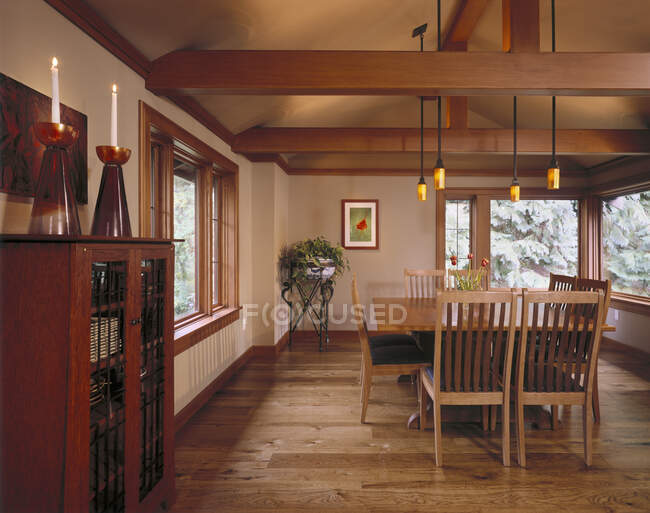 Большая столовая из древесины лиственных пород в загородном доме — стоковое фото