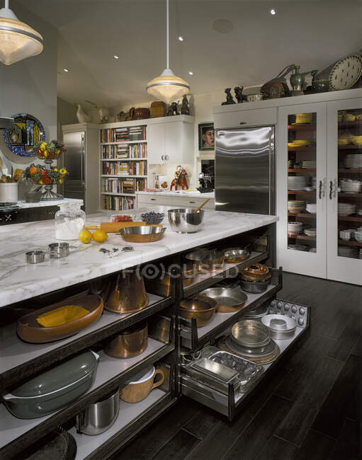 Современная кухня с посудой и бытовой техникой на полках — стоковое фото