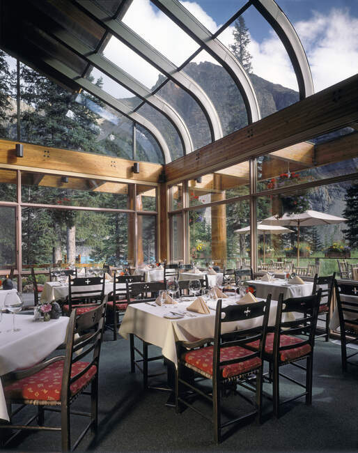 Restauranteinrichtung mit modernen Glaswänden und -decken, Moraine Lake Lodge, Lake Louise, Banff, Alberta, Kanada — Stockfoto