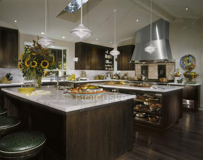 Cucina interna con mazzo di girasoli — Foto stock