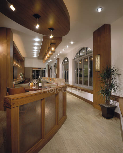 Bar intérieur avec comptoir long en bois — Photo de stock