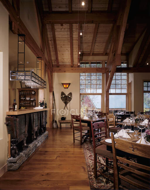 Interior do restaurante rústico com teto de madeira — Fotografia de Stock