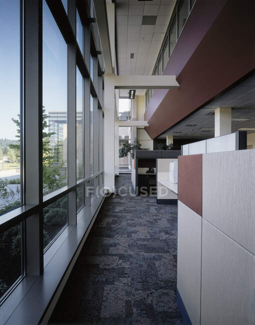 Corredor de escritório com grandes janelas no edifício moderno — Fotografia de Stock