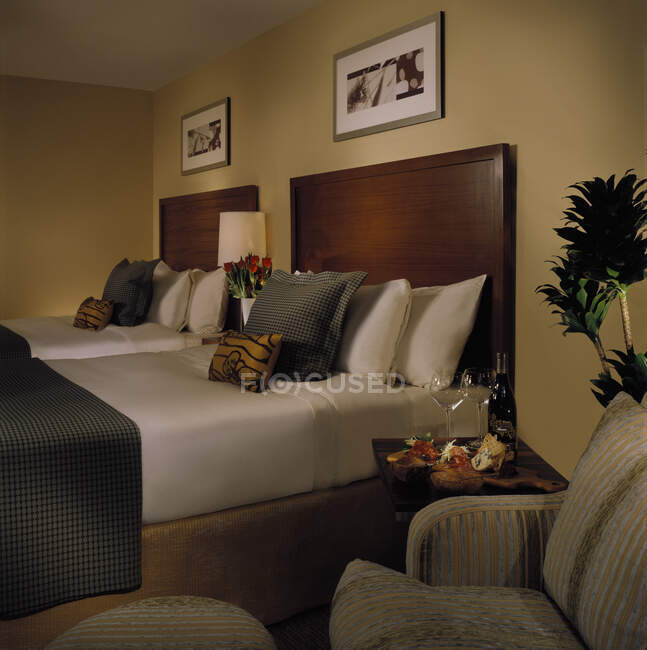Quarto de hotel com duas camas e decorações — Fotografia de Stock