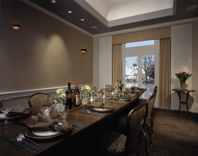 Restaurant-Raum mit langem Tisch — Stockfoto