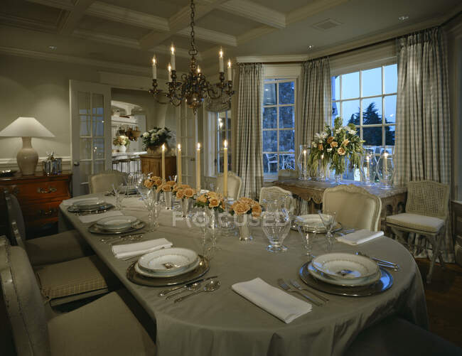 Elegante cenário de jantar formal em hotel de luxo — Fotografia de Stock