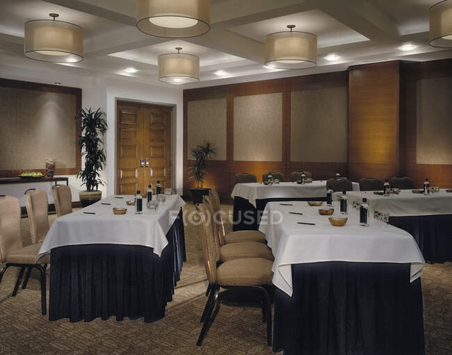 Sala de cena con mesas servidas en el centro de conferencias, Kirkland, Washington, EE.UU. - foto de stock