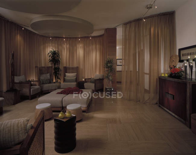 Camera di design moderno con tende chiuse, Seattle, Washington, USA — Foto stock
