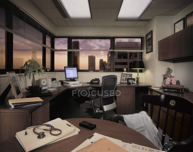 Лікар офіс в сучасній американській лікарні — стокове фото