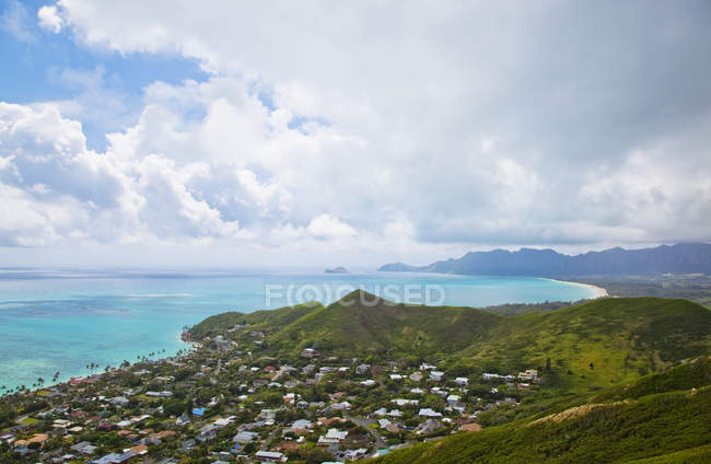 Vue aérienne des maisons de village et des collines verdoyantes sur la côte océanique de Kailua, Oahu, Hawaï, États-Unis — Photo de stock