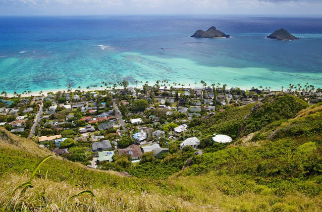 Ciudad de Kailua con Islas Mokulua, Oahu, Estados Unidos - foto de stock