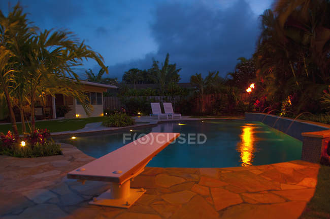 Piscina tropicale nel cortile di notte, Hawaii, Stati Uniti d'America — Foto stock