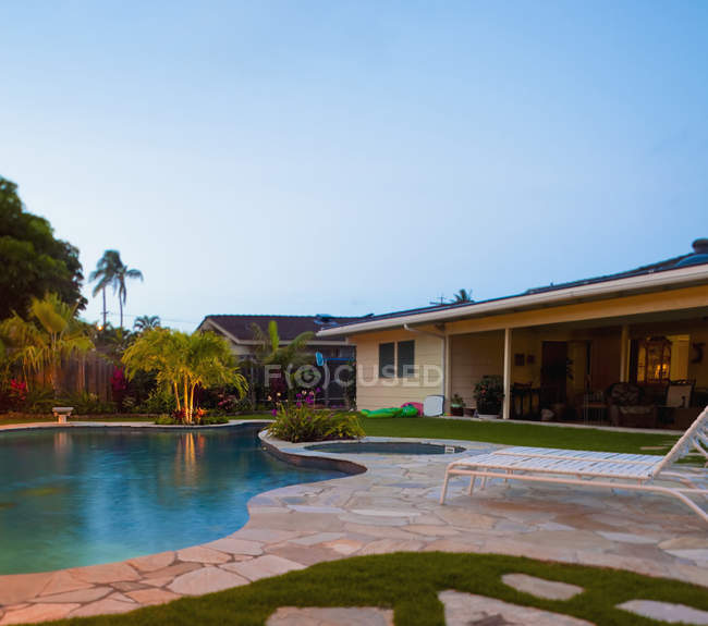 Piscina de quintal de luxo em casa em Lanai, Havaí, EUA — Fotografia de Stock