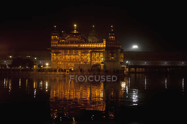 Nachts beleuchtet goldener Tempel, amritsar, punjab, india — Stockfoto