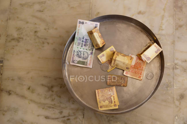 Dinero indio en plato, vista de ángulo alto - foto de stock