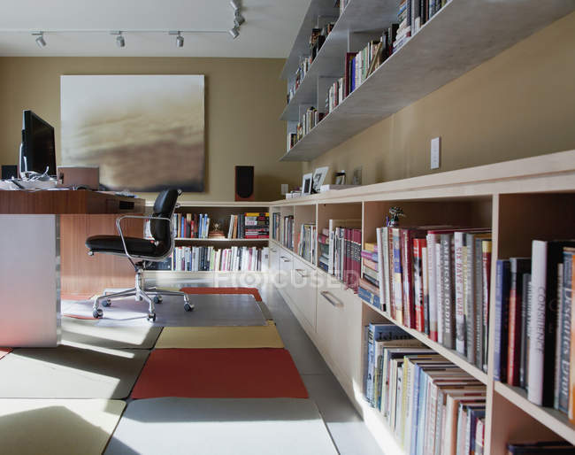 Книги на полках в домашнем офисе в Сиэтле, Вашингтон, США — стоковое фото