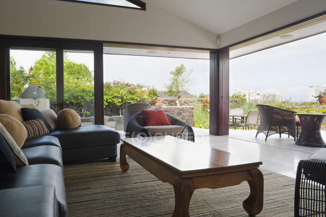 Wohnzimmer mit ruhiger Aussicht auf Garten und Stadt — Stockfoto