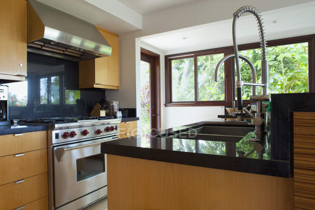 Zeitgenössische Kücheneinrichtung mit modernen Geräten — Stockfoto