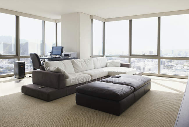 Sala de estar y oficina en casa en apartamento de lujo de gran altura - foto de stock