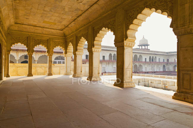Colonne e archi di Agra Fort, Agra, Uttar Pradesh, India — Foto stock