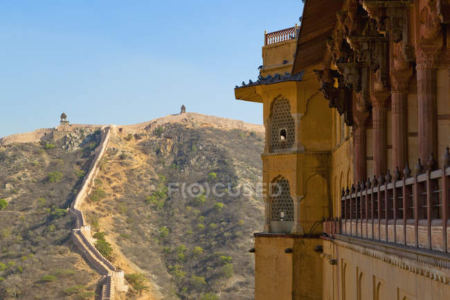 Amber Fort y antigua muralla, Jaipur, Rajastán, India - foto de stock