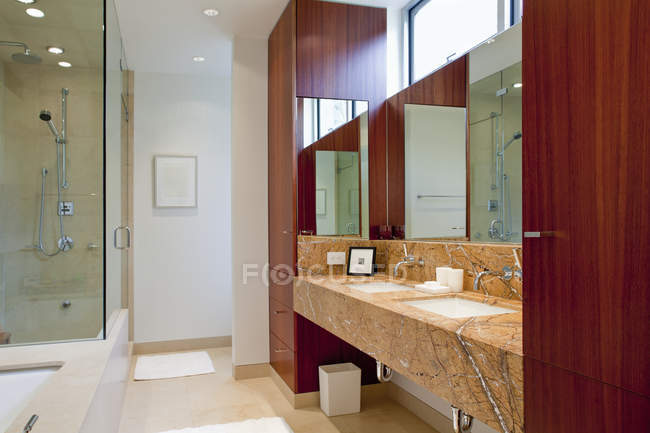 Interior do banheiro de luxo em Seattle, Washington, EUA — Fotografia de Stock