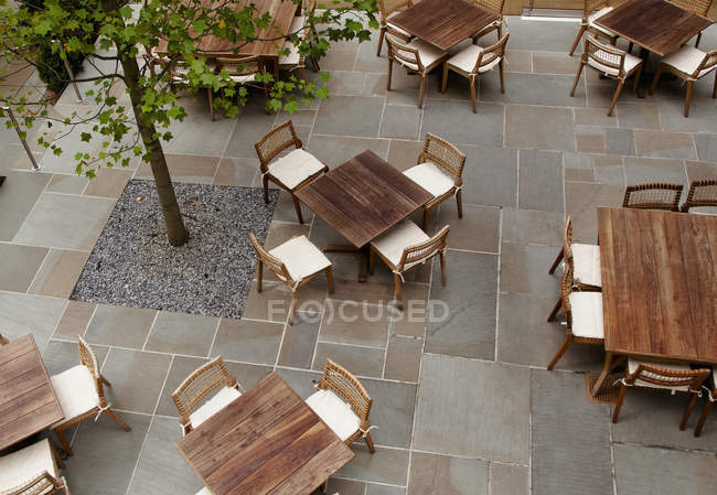 Mesas y sillas en el patio del restaurante, Nueva York, Nueva York, Estados Unidos - foto de stock