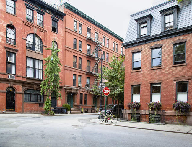 Angolo urbano di quartiere con edifici tradizionali, New York, New York, Stati Uniti d'America — Foto stock
