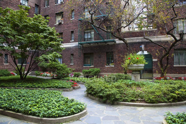 Park at urban apartment complex, New York City, New York, États-Unis — Photo de stock