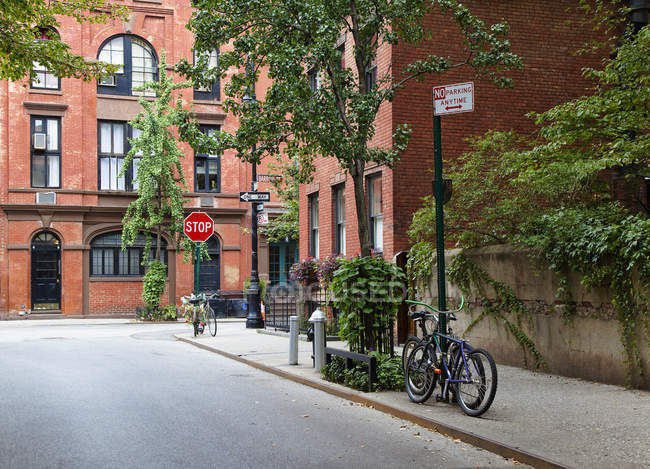 Urban neighborhood street corner with traditional architecture in New York City, New York, USA — Stock Photo