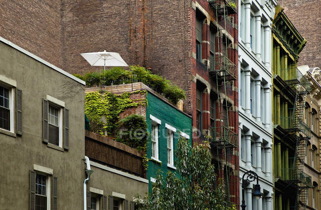 Городские квартиры в традиционных зданиях в Нью-Йорке, Нью-Йорк, США — стоковое фото