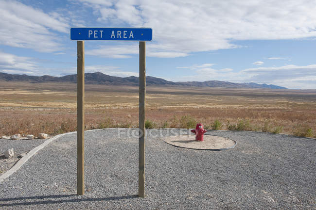 Área de alivio de mascotas en la carretera parada de descanso en el paisaje del desierto - foto de stock