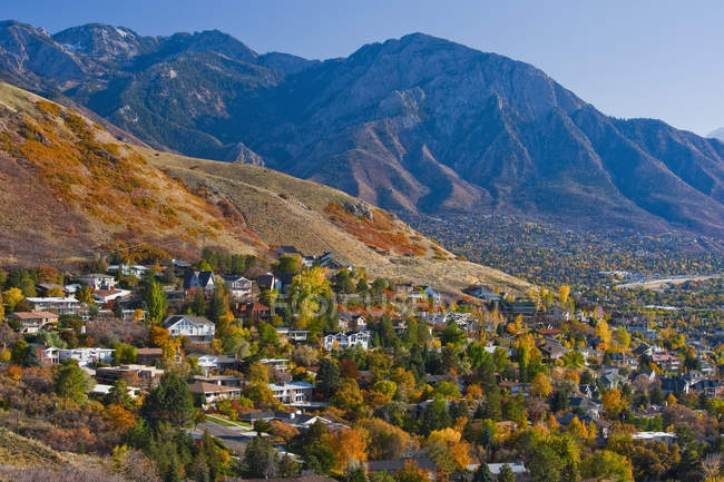 Colline avec maisons de banlieue à Salt Lake City, Utah, États-Unis — Photo de stock