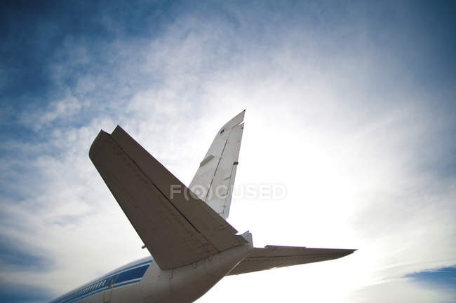 Cauda de avião contra céu nublado na Califórnia, EUA — Fotografia de Stock