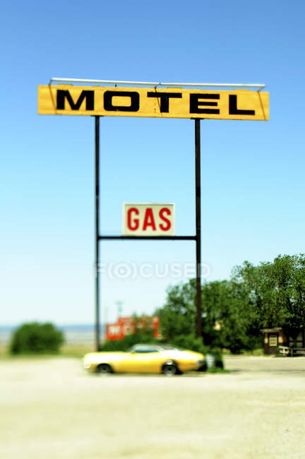 Antiguo cartel de motel y gasolinera, Nuevo México, EE.UU. - foto de stock