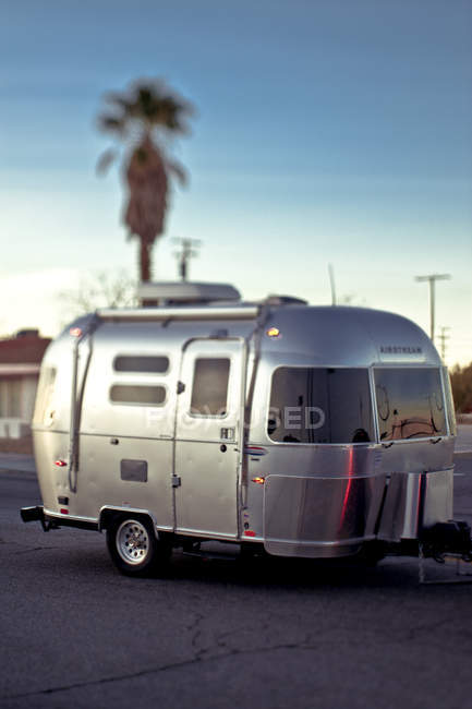 Silver travel trailer parked in California, USA — Stock Photo
