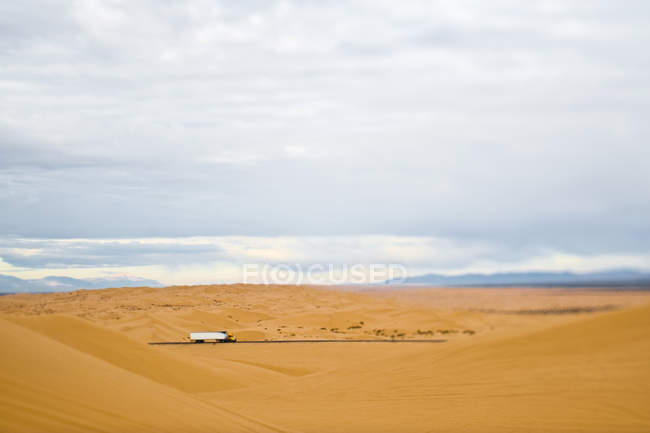 Грузовик едет по пустыне в Калифорнии, США — стоковое фото