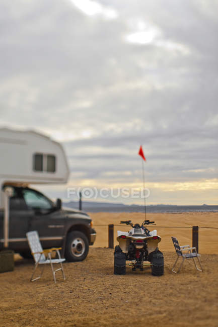 Вантажівки, причіп і ATV в пустелі Каліфорнії, США — стокове фото
