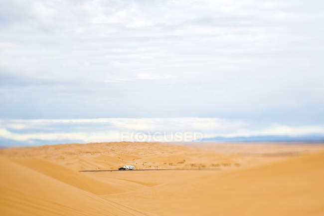 LKW fährt durch Wüste in Kalifornien, USA — Stockfoto