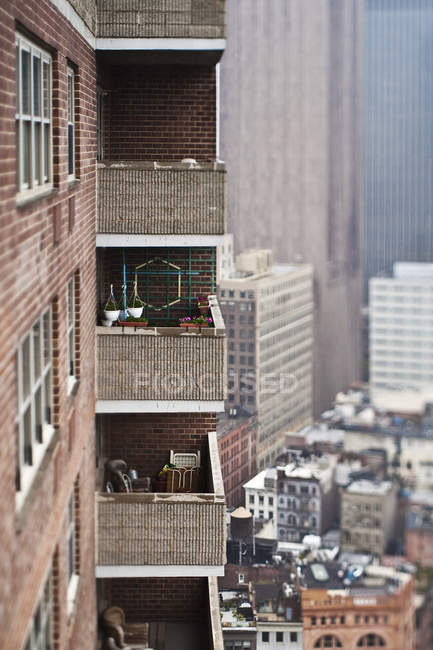 Edificio de apartamentos de gran altura en Nueva York, Estados Unidos - foto de stock