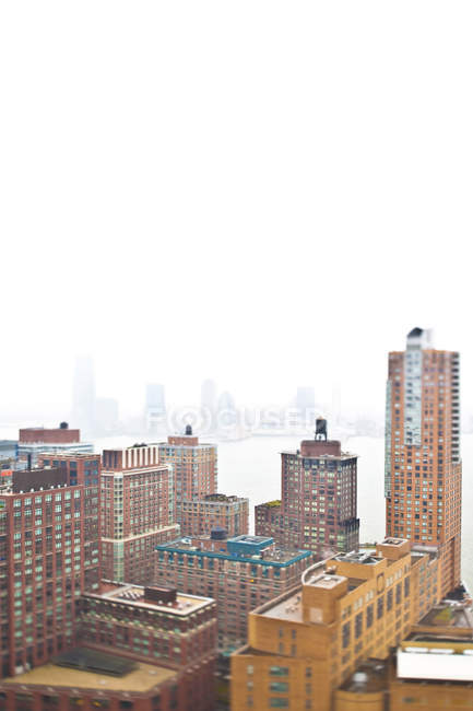 Foggy paisagem urbana à beira-mar com arquitetura tradicional, Nova York, Nova York, EUA — Fotografia de Stock