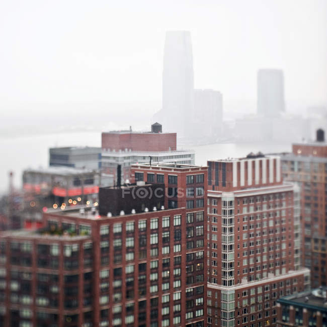 Paisaje urbano nebuloso con arquitectura tradicional, Nueva York, Nueva York, Estados Unidos - foto de stock