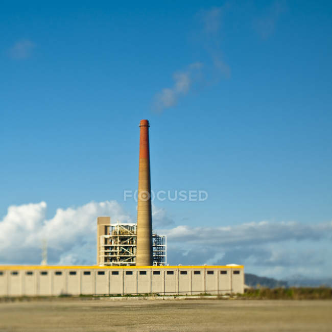 Завод с дымовой трубой в Калифорнии, США — стоковое фото