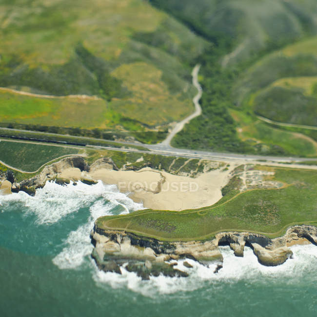 Route côtière et collines en Californie, États-Unis — Photo de stock