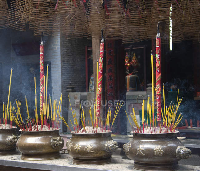 Incensos queimando no Templo Thien Hau, Cidade de Ho Chi Minh, Vietnã — Fotografia de Stock