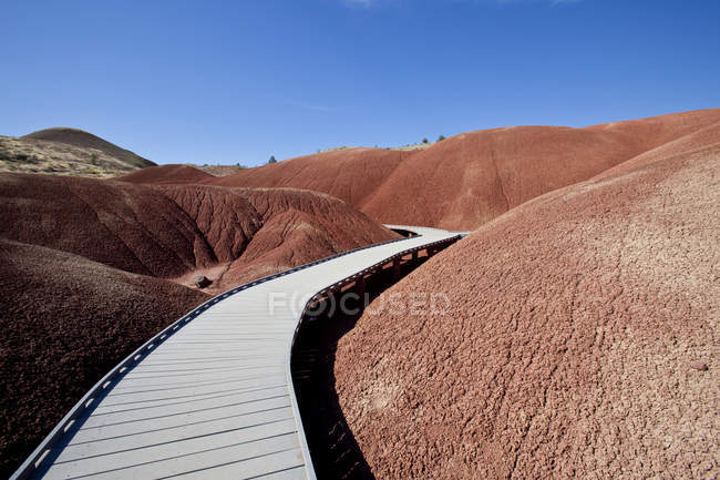 Wooden pathway through arid desert landscape, Oregon, USA — Stock Photo